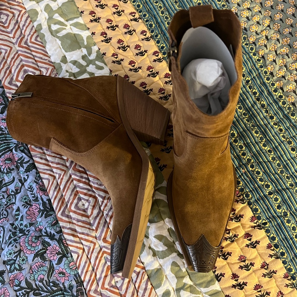Sundance Camel Suede Ankle Booties with bronze tip. NWOB, Size 9 - Picture 6 of 11